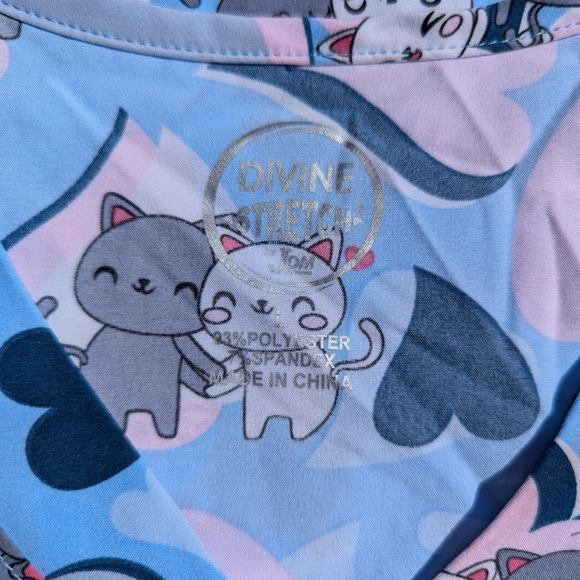 Scrub Top in Blue with Kittens and Hearts Size L - Picture 3 of 6